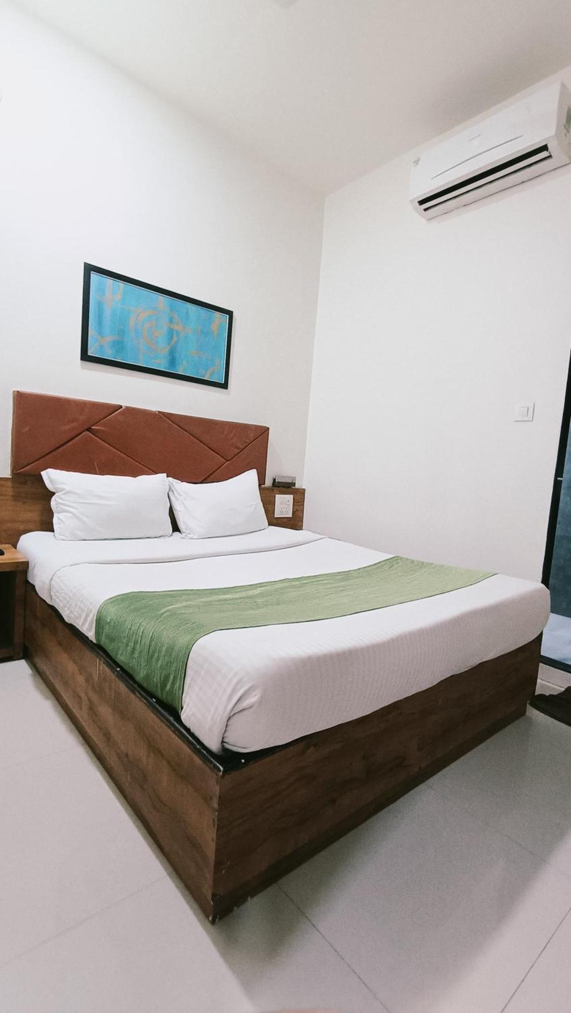 Hotel Comfort- Andheri West ムンバイ エクステリア 写真